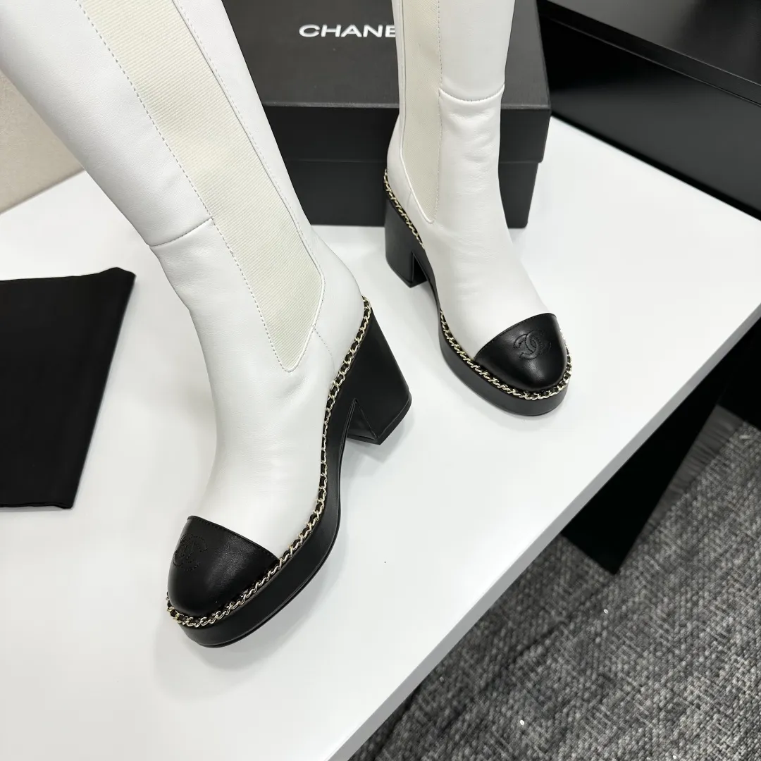 👟👟Ex-factory price 960👟👟 CHANEL Xiaoxiang 2024 autumn and winter sheepskin boots high boots knight boots The version is also the basic version of the Martin boots, neat and handsome. The upper is made of cowhide, super soft against the skin, wide and full, handsome and comfortable. The lining is soft water-dyed cowhide. The sole is original rubber outsole. Exclusive top quality 35-39. 40 customized
